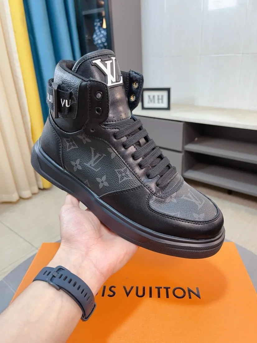 Men's shoes 💰440🌹🌹【LOUIS VUITTON】Same style on Louis Vuitton* official website🚹Men's high-top casual shoes❤️Same style as popular celebrities and big names ~ Best-selling at home and abroad Lv focuses on the checkerboard series...Imported first-layer cowhide with special fabrics➕Full sheep leather lining➕Brand-specific hollow outsole💎Produced by OEM The highest version🔍🔍Number of codes: 38-44,